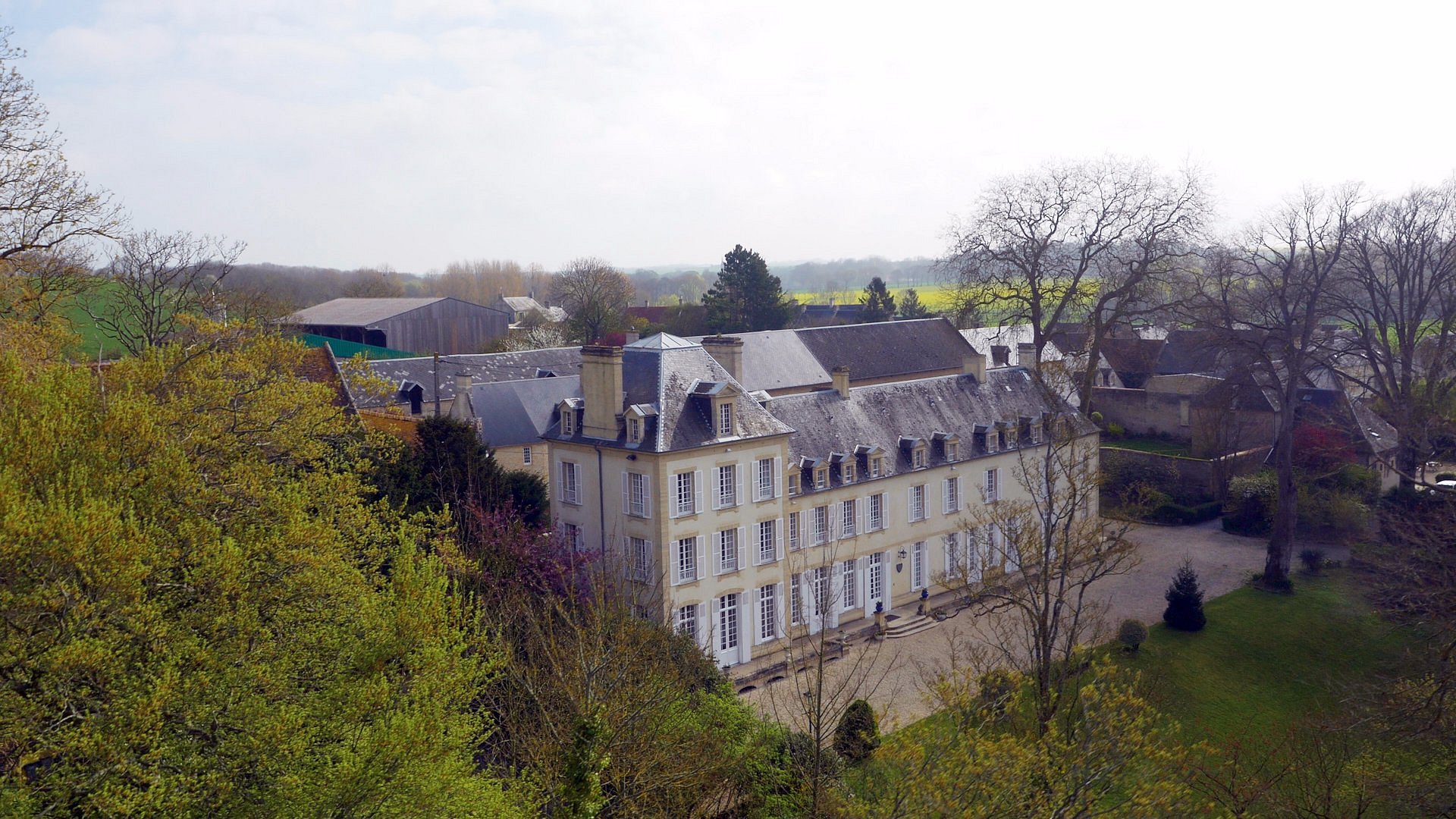 chateau-du-baffy drone shot