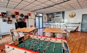 Auberge-de-Jeunesse-Boulogne-sur-Mer-Games-room-300x183-3.jpg