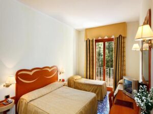 Hotel-Albatros-Naples-Italy-accomodation-2-300x225-3.jpg