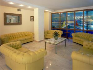 Hotel-Albatros-Naples-Italy-accomodation-5-300x225-3.jpg