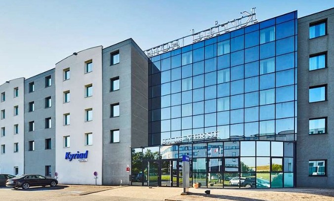 Hotel-Kyriad-Jules-Vernes-outside-1.jpg