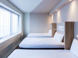 Hotel-ibis-Budget-Amsterdam-City-South-bedroom-2-300x223-2.jpg