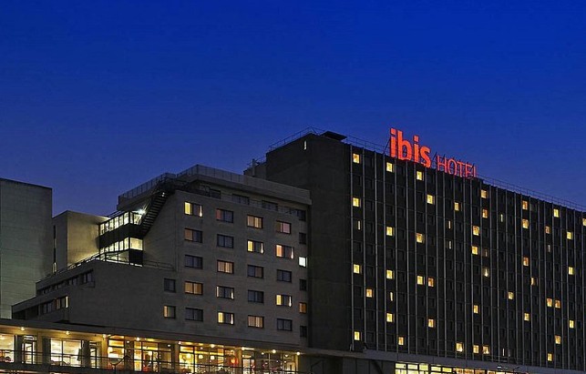 Ibis-Paris-17-Clichy-Batignolles-3-stars-outside-1.jpg