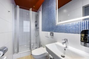 Meininger-Zentrum-munich-bathroom-photo-300x200-3.jpg