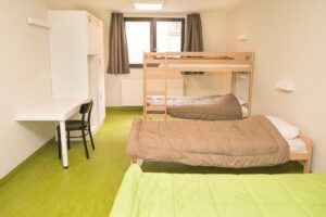 Youth-Hostel-Bruegel-bedroom-2-300x200-3.jpg