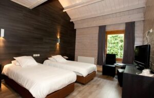 ieper-lodge-bedroom-300x192-2.jpg