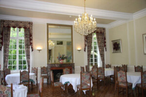 l_chateau-du-baffy_dining-room-300x200-2.jpg