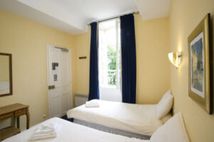 l_chateau-du-baffy_double-room2-300x200-2.jpg