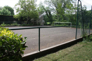 l_chateau-du-baffy_tennis-court-300x200-2.jpg