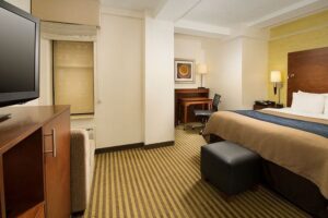 l_comfort-inn-downtown-dc-convention-center-king-bed-room-04-2015-300x200-2.jpg