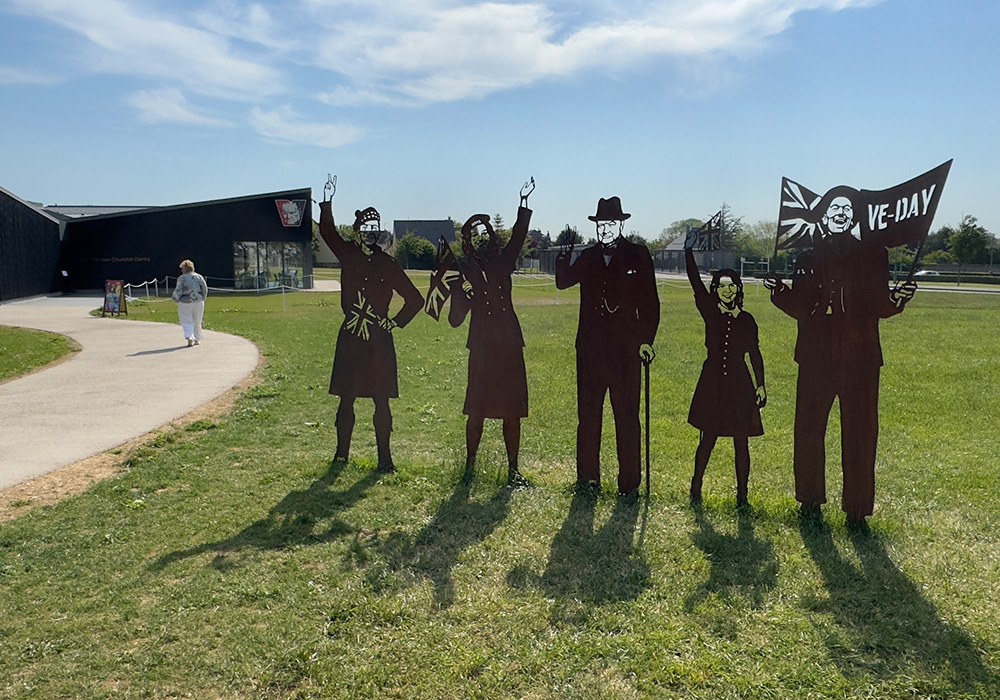 Winston-Churchill-Centrre-outside-statues-1-1000x600