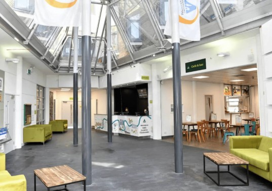 YHA Thameside London - Entrance hall