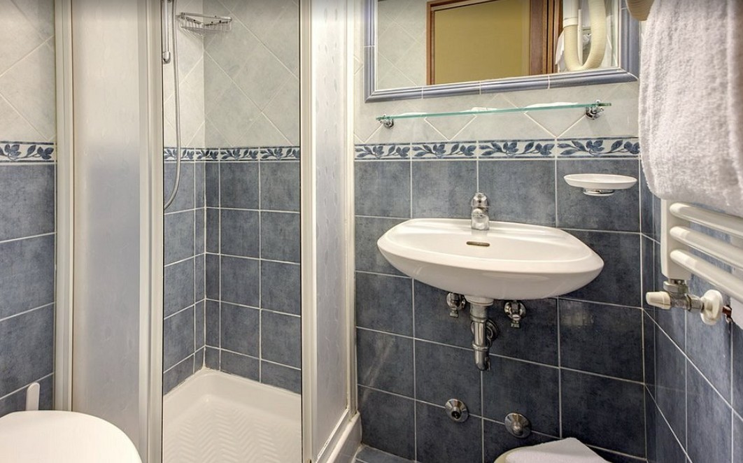 Bathroom 2 - Hotel Pacific - Rome