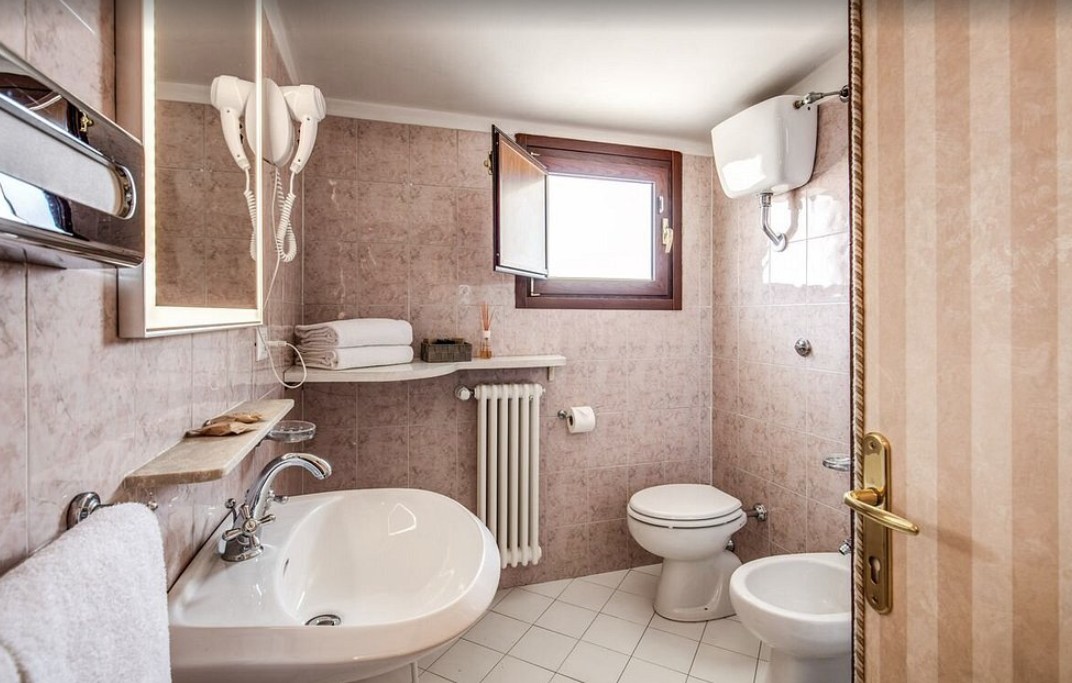 Bathroom - Hotel Pacific - Rome
