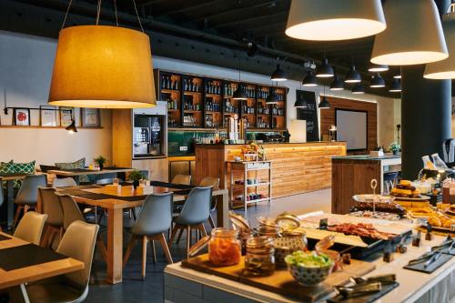 TOC Hostel Barcelona - food hall 2